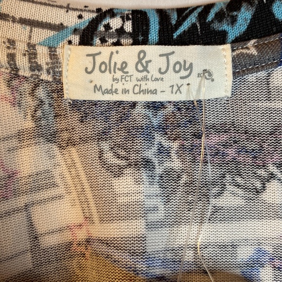 COPY - V Neck Graphic Top by Jolie & Joy Size 1x - Picture 4 of 5